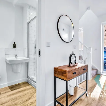 Modern Spacious 4 Bed - Pool Table, Ps4, 4x Double With Vista Short Lets