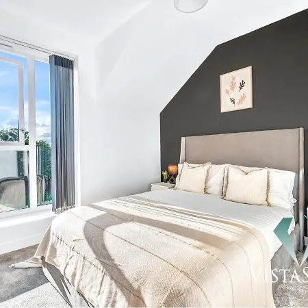 Modern Spacious 4 Bed - Pool Table, Ps4, 4x Double With Vista Short Lets *
